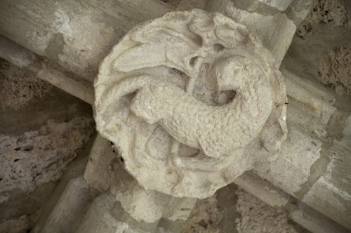 Clave con imagen del agnus Dei en el claustro de Irantzu